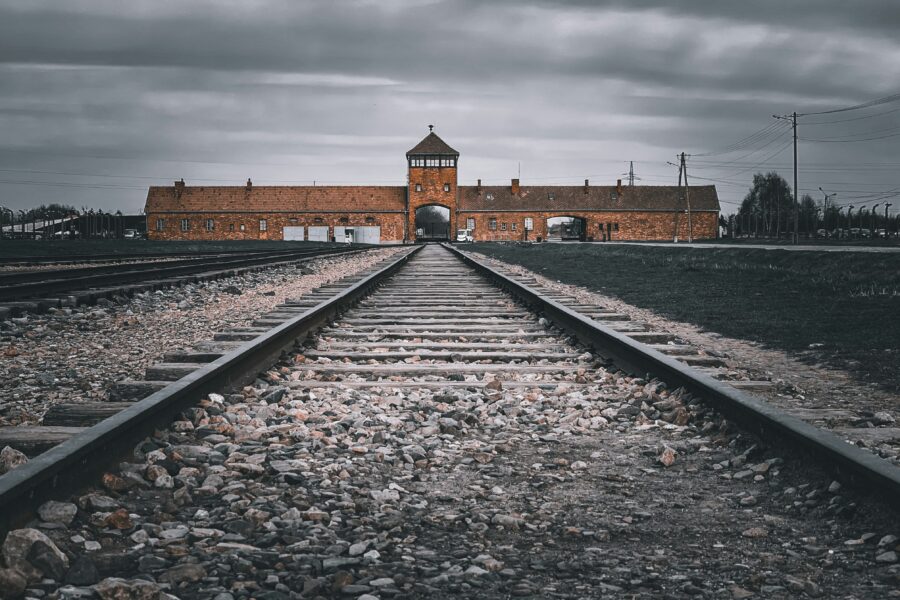 Foto van een straat in concentratiekamp Auschwitz-Birkenau bij een artikel over literatuur over het concentratiekamp. Foto afkomstig van Ranurte via Unsplash