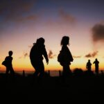 Silhouet van een man met een pet op een zomeravond. Foto: Jose Carlo Garcia op Unsplash