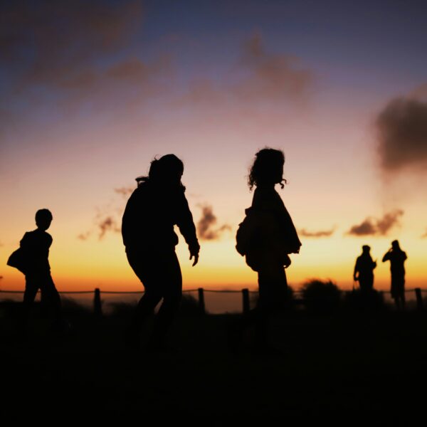Silhouet van een man met een pet op een zomeravond. Foto: Jose Carlo Garcia op Unsplash