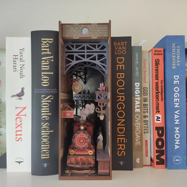 Foto van de book nook 'The Steam Age' van Tonecheer op een boekenplank